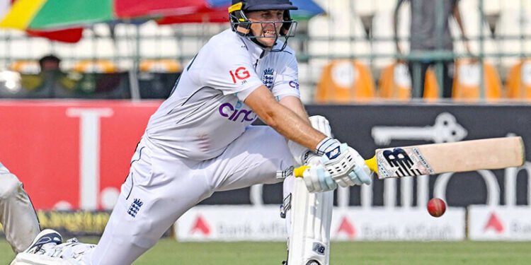 Record-breaking Root helps England dominate Pakistan on day three of Multan Test